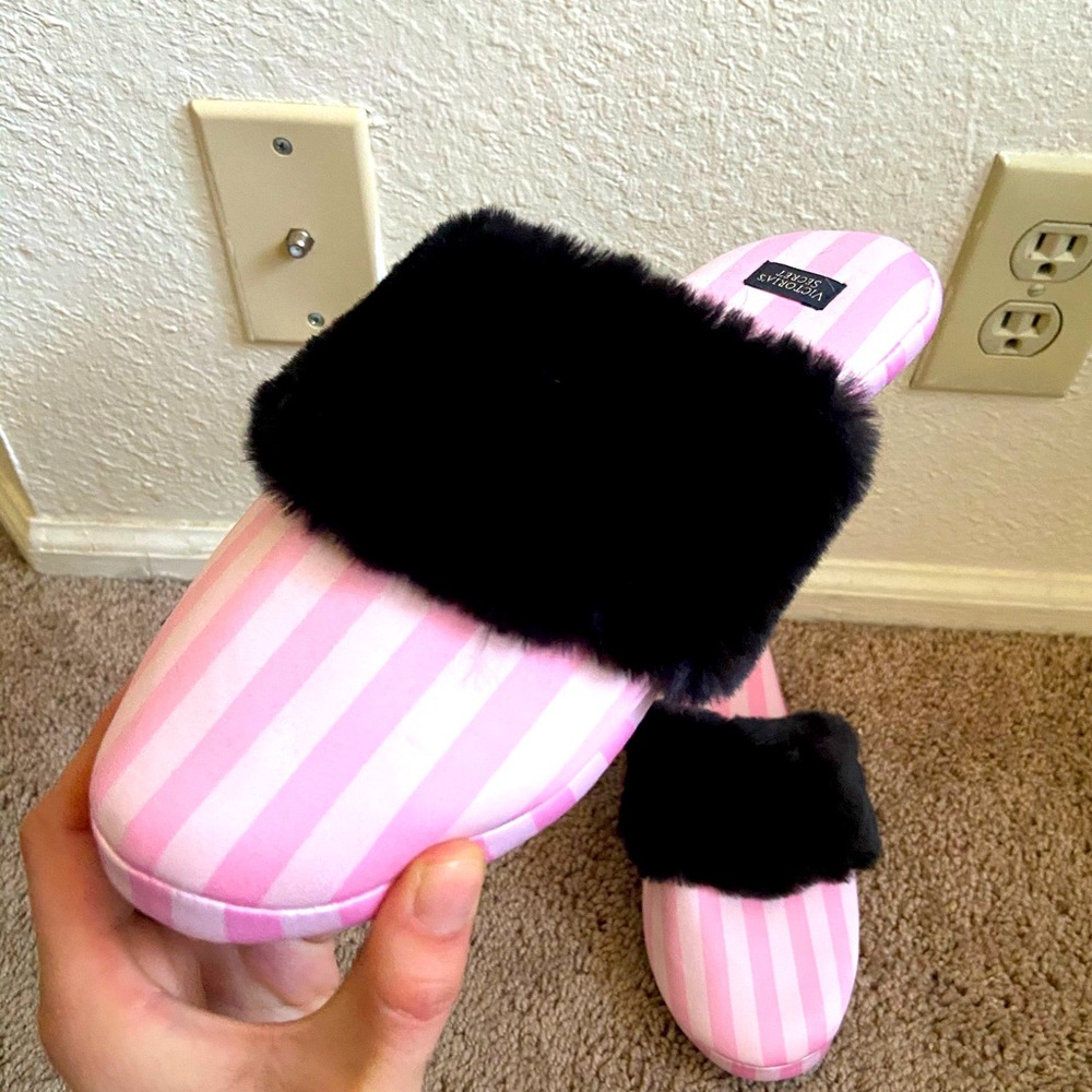 ***SOLD*** Brand New Victoria’s Secret Slippers